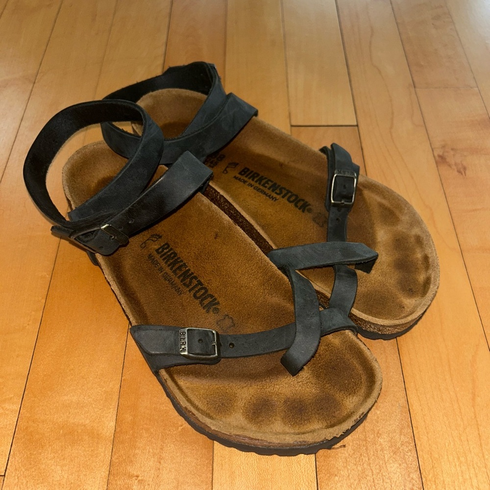 Birkenstock women’s Yara black leather